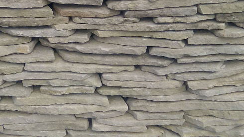 Kamenclub.ru: Песчаник пластушка светло-серый (2,0 см)  купить в Крыму плитняк- ластушка светло-серый, серый рваный ландшафтный плитняк колотый 13800 руб/м3   фото КАМЕНЬ КЛУБ