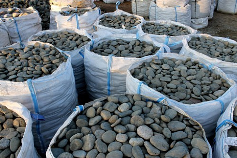 Kamenclub.ru: Галька речная плоская (темно-серая) фр. 100-200-300 мм. купить  в Крыму галька речная плоская темно-серый, серый, синий речной галечник плоский 9000 руб/т   фото КАМЕНЬ КЛУБ