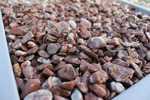 Kamenclub.ru: Мраморная крошка (щебень галтованный розовый) фр.10-20 мм.  купить в Крыму мрамор розовый, красный ландшафтный декоративный окатанный округлый щебень 15000 руб/т   фото КАМЕНЬ КЛУБ