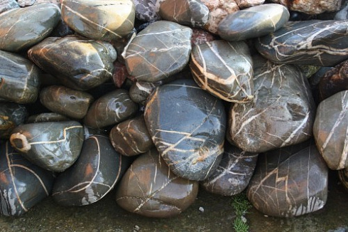 Kamenclub.ru: Валунчик Паутинник фр.100-300 мм  купить в Крыму крупный природный камень галечник темно-серый с прожилками белый черный речной валунчик 5000 руб/т   фото КАМЕНЬ КЛУБ