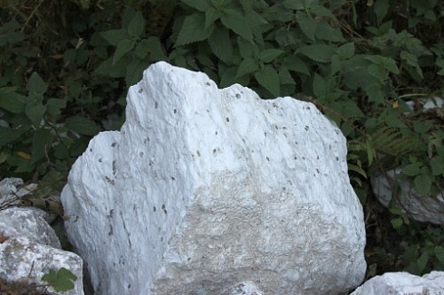 Kamenclub.ru: Мраморизированный известняк фр. 100-500 мм.  купить в Крыму известняк серый белый темно-серый сероватый валун природного образования окатанный 10500 руб/т   фото КАМЕНЬ КЛУБ