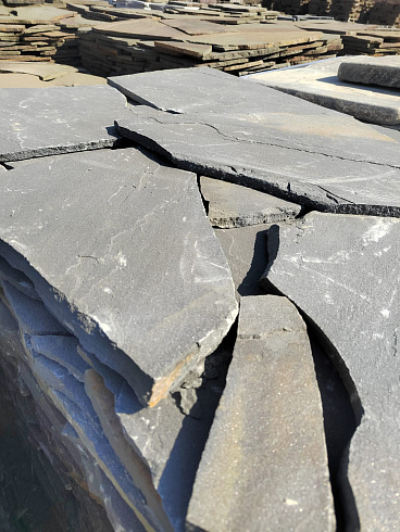 Kamenclub.ru: Песчаник пластушка светло-серый (2,0 см)  купить в Крыму плитняк- ластушка светло-серый, серый рваный ландшафтный плитняк колотый 13800 руб/м3   фото КАМЕНЬ КЛУБ