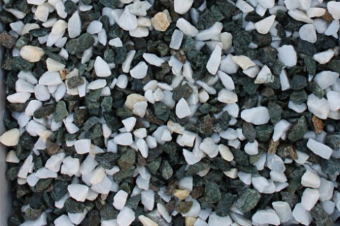 Kamenclub.ru: Мраморная крошка (щебень крошка микс : белый-черный-розовый) фр. 3-5 мм.  купить в Крыму мрамор белый, черный, розовый, разноцветный мраморная каменная крошка декорвтивная 12000 руб/т   фото КАМЕНЬ КЛУБ