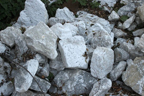 Kamenclub.ru: Мраморизированный известняк фр. 100-500 мм.  купить в Крыму известняк серый белый темно-серый сероватый валун природного образования окатанный 10500 руб/т   фото КАМЕНЬ КЛУБ