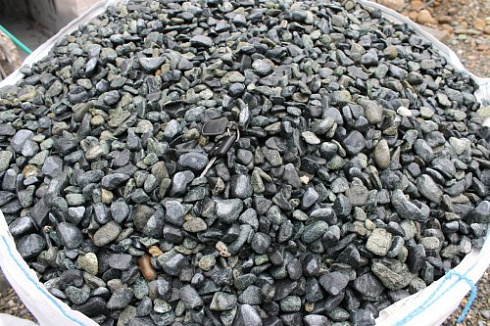 Kamenclub.ru: Щебень галтованный зеленый (змеевик) фр. 20-40 мм.  купить в Крыму мрамор зеленый, салатовый оголтованный щебень мраморный 12500 руб/т   фото КАМЕНЬ КЛУБ