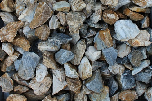 Kamenclub.ru: Мраморная крошка (щебень крошка медовый) фр. 20-40 мм.  купить в Крыму мрамор бежевый рыжий желтый ландшафтная мраморная крошка 12000 руб/т   фото КАМЕНЬ КЛУБ