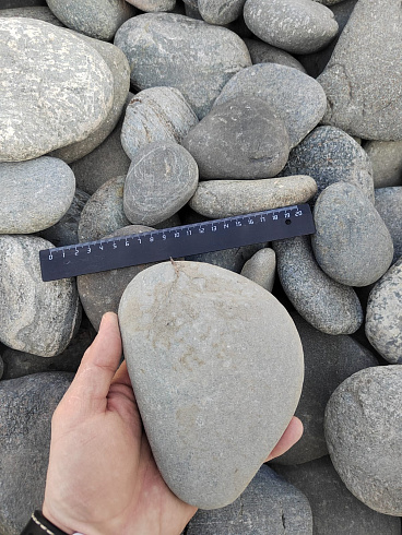 Kamenclub.ru: Галька речная плоская (ассорти) фр. 70-150 мм. купить  в Крыму галька галечник серый белый темно-серый синий светло-серый плоская природная галька  9000 руб/т   фото КАМЕНЬ КЛУБ