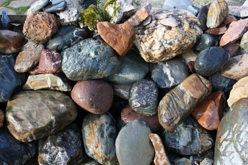 Kamenclub.ru: Ландшафтные валунчики фр.100-500 мм.  купить в Крыму крупный природный камень серый, темно-серый, светло-серый речной валун крупный 4800 руб/т   фото КАМЕНЬ КЛУБ