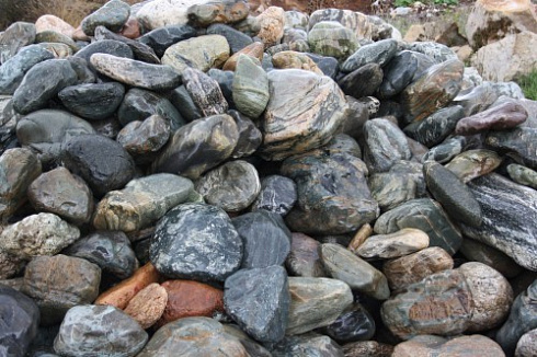 Kamenclub.ru: Ландшафтные валунчики фр.100-500 мм.  купить в Крыму крупный природный камень серый, темно-серый, светло-серый речной валун крупный 4800 руб/т   фото КАМЕНЬ КЛУБ