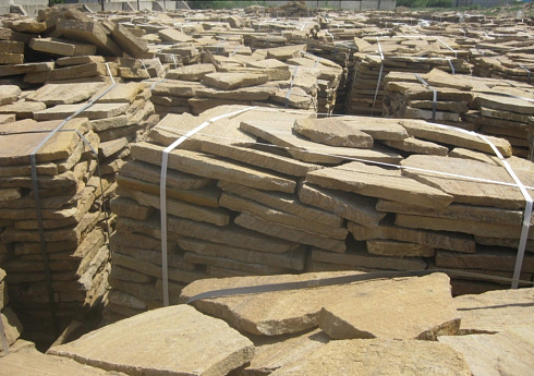 Kamenclub.ru: Песчаник пластушка желтый с рисунком (3 см)  купить в Крыму песчаник желтый с рисунком, рыжий, желтый песчаник пластушка ландшафтная рваная 8 500 руб/м3   фото КАМЕНЬ КЛУБ