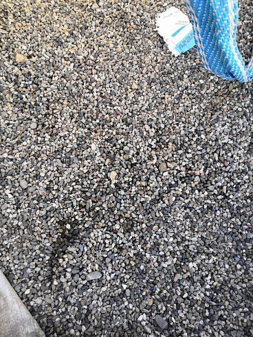 Kamenclub.ru: Галька речная окат (серая) фр.3-5 мм купить  в Крыму галька речная серая бежевый темно-серый окатанный речной камень округлый 9500 руб/т   фото КАМЕНЬ КЛУБ