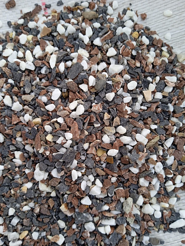Kamenclub.ru: Мраморная крошка (щебень галтованный микс:белый-черный-розовый-медовый) фр.5-10 мм.  купить в Крыму мрамор белый, медовый, черный, розовый мраморный галтованный щебень декоративный ландшафтный 15500 руб/т   фото КАМЕНЬ КЛУБ
