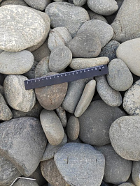 Kamenclub.ru: Галька речная плоская (ассорти) фр. 70-150 мм. купить в Крыму галька галечник серый белый темно-серый синий светло-серый плоская природная галька  9000 руб/т   фото КАМЕНЬ КЛУБ