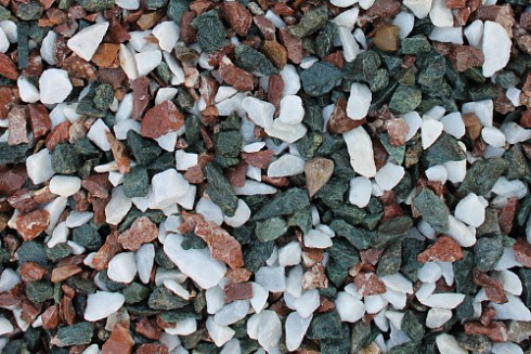 Kamenclub.ru: Мраморная крошка (щебень крошка микс: белый-розовый) фр. 10-20 мм.  купить в Крыму мрамор белый, розовый каменный декоративный ландшафтный щебень 12000 руб/т   фото КАМЕНЬ КЛУБ