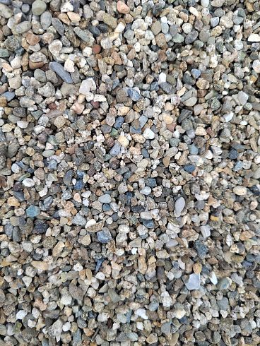 Kamenclub.ru: Галька речная окат (серая) фр.3-5 мм купить  в Крыму галька речная серая бежевый темно-серый окатанный речной камень округлый 9500 руб/т   фото КАМЕНЬ КЛУБ