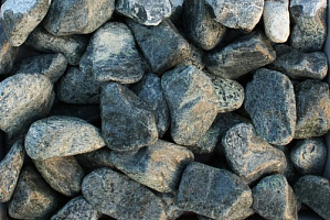 Kamenclub.ru: Щебень галтованный зеленый (змеевик) фр. 50-100 мм.  купить в Крыму галтовка мраморная зеленый, салатовый мрамор 12 500 руб/т   фото КАМЕНЬ КЛУБ