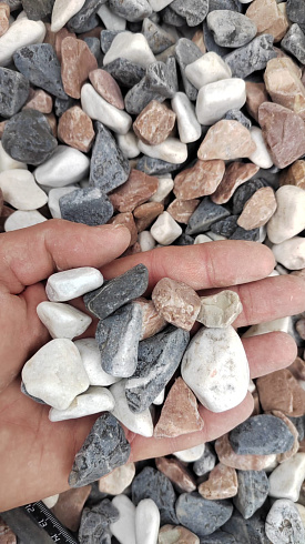 Kamenclub.ru: Мраморная крошка (щебень галтованный микс:белый-зеленый-розовый) фр.20-40 мм.  купить в Крыму мрамор белый, зеленый, розовый мрамор декоративный (галтовка) 15500 руб/т   фото КАМЕНЬ КЛУБ