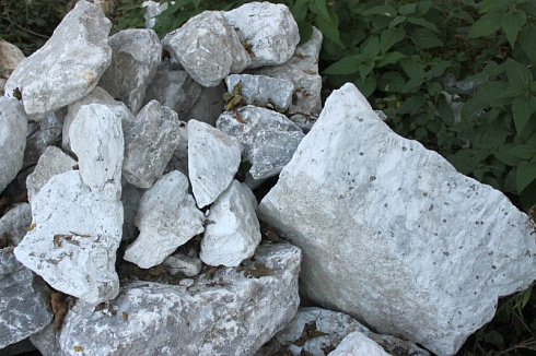 Kamenclub.ru: Мраморизированный известняк фр. 100-500 мм.  купить в Крыму известняк серый белый темно-серый сероватый валун природного образования окатанный 10500 руб/т   фото КАМЕНЬ КЛУБ