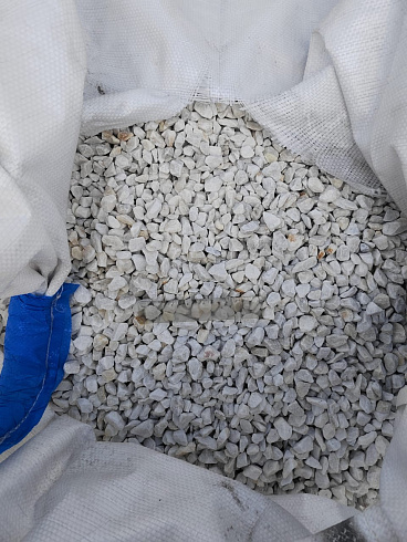 Kamenclub.ru: Мраморная крошка, щебень, цвет-белый, фр. 10-20 мм.  купить в Крыму мрамор белый, молочный айвори каменная ландшафтная декоративная крошка шебня 12000 руб/т   фото КАМЕНЬ КЛУБ