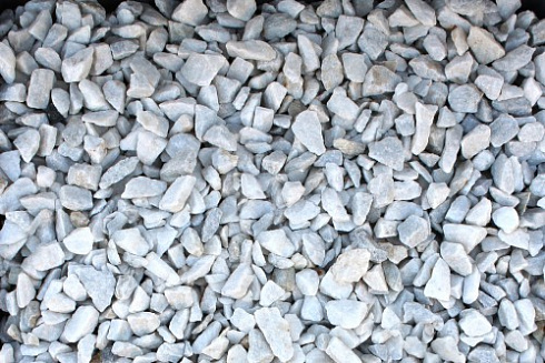 Kamenclub.ru: Мраморная крошка, щебень, цвет-белый, фр. 3-5 мм.  купить в Крыму мрамор белый молочный бежевый мрамор колотый 11500 руб/т   фото КАМЕНЬ КЛУБ