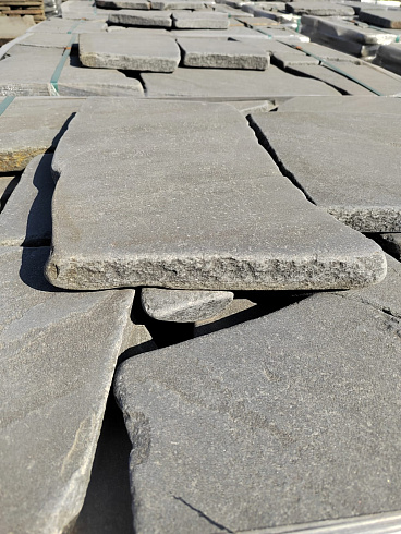 Kamenclub.ru: Песчаник пластушка светло-серый (4,0 - 6,0 см)  купить в Крыму плитняк - пластушка светло-серый песчаник 12600 руб/м3   фото КАМЕНЬ КЛУБ