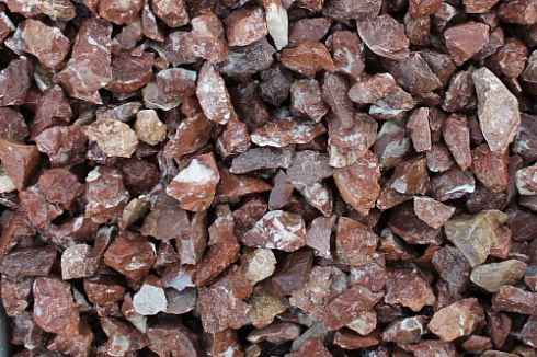 Kamenclub.ru: Мраморная крошка (щебень крошка розовый) фр. 3-5 мм.  купить в Крыму мрамор розовый, красный декоративная ландшафтная мраморная крошка 11500 руб/т   фото КАМЕНЬ КЛУБ