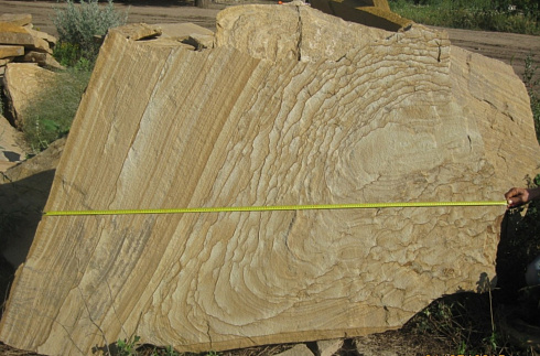 Kamenclub.ru: Форматный камень (плаха) пошаговая дорожка от 70-150 см (4 -12 см)  купить в Крыму плитняк  форматный плаха желтый песчаник 9 000 руб/т   фото КАМЕНЬ КЛУБ