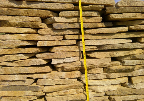 Kamenclub.ru: Песчаник пластушка желтый с разводом под дерево (2 см)  купить в Крыму плитняк желтый с разводами, желтый, рыжий, серый песчаник пластушка рваная ландшафтная 11 000 руб/м3   фото КАМЕНЬ КЛУБ