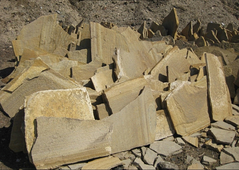 Kamenclub.ru: Форматный камень (плаха) пошаговая дорожка от 70-150 см (4 -12 см)  купить в Крыму плитняк  форматный плаха желтый песчаник 9 000 руб/т   фото КАМЕНЬ КЛУБ