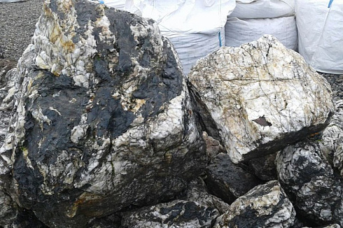 Kamenclub.ru: Черный гранит - кварцит фр. 100-500 мм.  купить в Крыму мрамор гранит черный с белыми прожилками, серый, белый валун скальный колотый 7000 руб/т   фото КАМЕНЬ КЛУБ