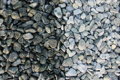 Kamenclub.ru: Щебень галтованный зеленый (змеевик) фр. 20-40 мм.  купить в Крыму мрамор зеленый, салатовый оголтованный щебень мраморный 12500 руб/т   фото КАМЕНЬ КЛУБ