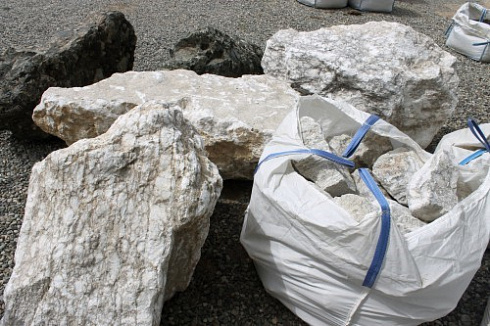 Kamenclub.ru: Мраморизированный известняк фр. 100-500 мм.  купить в Крыму известняк серый белый темно-серый сероватый валун природного образования окатанный 10500 руб/т   фото КАМЕНЬ КЛУБ