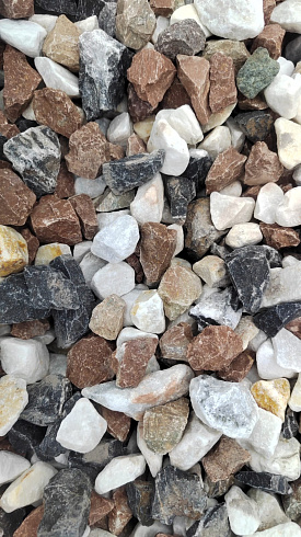 Kamenclub.ru: Мраморная крошка (щебень крошка микс : белый-черный-розовый) фр. 20-40 мм.  купить в Крыму мрамор белый, черный, розовый декоративная ландшафтная крошка 12000 руб/т   фото КАМЕНЬ КЛУБ