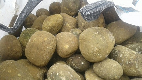 Kamenclub.ru: Песчаник ядра, фр. 100-300 мм  купить в Крыму песчаник бежевый серый рыжий речная галька 5 000 руб/т   фото КАМЕНЬ КЛУБ