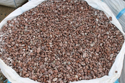 Kamenclub.ru: Мраморная крошка (щебень галтованный розовый) фр.10-20 мм.  купить в Крыму мрамор розовый, красный ландшафтный декоративный окатанный округлый щебень 15000 руб/т   фото КАМЕНЬ КЛУБ