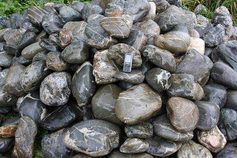 Kamenclub.ru: Валунчик Паутинник фр.100-300 мм  купить в Крыму крупный природный камень галечник темно-серый с прожилками белый черный речной валунчик 5000 руб/т   фото КАМЕНЬ КЛУБ