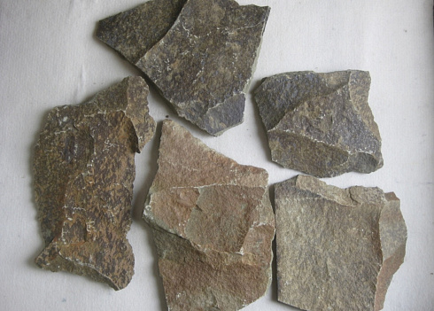 Kamenclub.ru: Песчаник пластушка "фонтанка" серо-зеленая (3,0-5,0 см)  купить в Крыму песчаник серо-зеленая колотые плитки облицовочные пластушки 11400 руб/м3   фото КАМЕНЬ КЛУБ