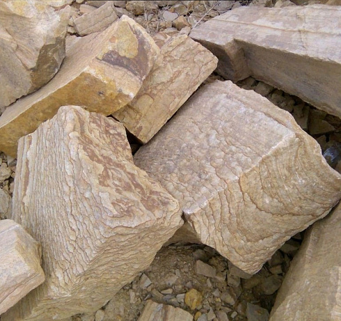 Kamenclub.ru: Песчаник пластушка желтый с рисунком (7-15 см)  купить в Крыму плитняк - пластушка - бут желтый песчаник 10200 руб/м3   фото КАМЕНЬ КЛУБ