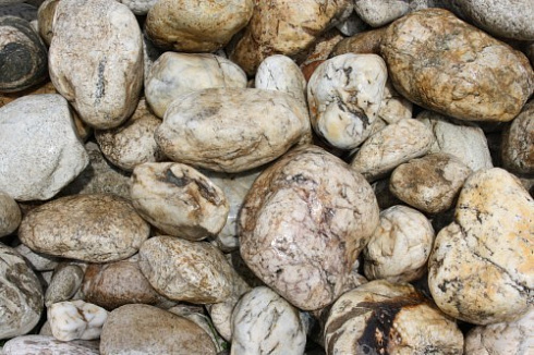 Kamenclub.ru: Кварцевый валунчик фр.100-300 мм.  купить в Крыму кварц белый, бежевый молочный рыжий крупный природный камень галечник 7850 руб/т   фото КАМЕНЬ КЛУБ