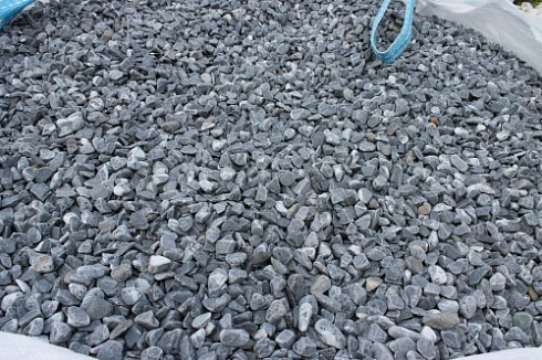Kamenclub.ru: Щебень галтованный черный (мрамор) фр.10-20 мм.  купить в Крыму мрамор черный с белыми прожилками, черный, белый окатанный округлый ландшафтный декоративный щебень 15000 руб/т   фото КАМЕНЬ КЛУБ