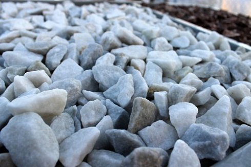 Kamenclub.ru: Мраморная крошка, щебень, цвет-белый,  фр. 20-40 мм.  купить в Крыму мрамор белый молочный слоновая кость айвори  мраморная крошка ландшафтная 12000 руб/т   фото КАМЕНЬ КЛУБ