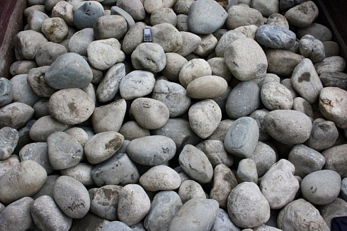 Kamenclub.ru: Темно-серый валунчик фр.100-300 мм.  купить в Крыму крупный природный камень серый, темно-серый, светло-серый речная галька большого размера окатанная 4500 руб/т   фото КАМЕНЬ КЛУБ