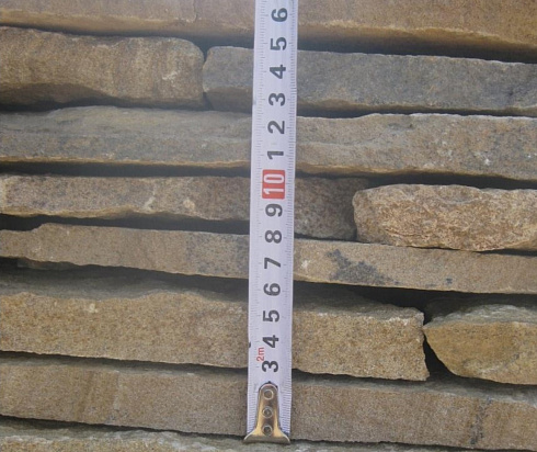 Kamenclub.ru: Песчаник пластушка желтый с разводом под дерево (2 см)  купить в Крыму плитняк желтый с разводами, желтый, рыжий, серый песчаник пластушка рваная ландшафтная 11 000 руб/м3   фото КАМЕНЬ КЛУБ