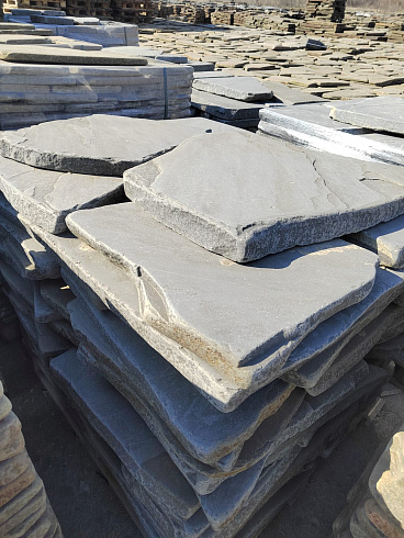 Kamenclub.ru: Песчаник пластушка галтованная светло-серая (3,0 см)  купить в Крыму песчаник светло-серый, серый ландшафтный камень рваный колотый 21000 руб/м3   фото КАМЕНЬ КЛУБ