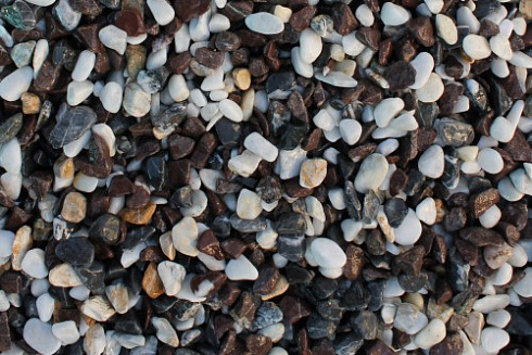 Kamenclub.ru: Мраморная крошка (щебень галтованный микс:белый-черный-розовый) фр.40-70 мм.  купить в Крыму мрамор белый, черный розовый декоративный щебень галтованный 15500 руб/т   фото КАМЕНЬ КЛУБ