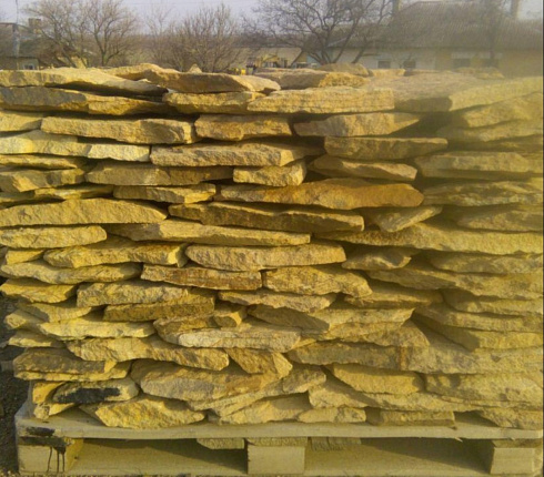 Kamenclub.ru: Песчаник пластушка "фонтанка" желтая (3,0 - 5,0 см)  купить в Крыму песчаник желтая, рыжий, желтый песчаник колотый рваный со сколом облицовочный 16200 руб/м3   фото КАМЕНЬ КЛУБ