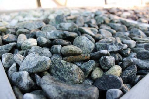 Kamenclub.ru: Щебень галтованный зеленый (змеевик) фр. 20-40 мм.  купить в Крыму мрамор зеленый, салатовый оголтованный щебень мраморный 12500 руб/т   фото КАМЕНЬ КЛУБ