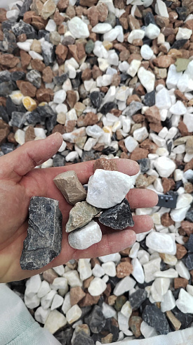 Kamenclub.ru: Мраморная крошка (щебень крошка микс : белый-черный-розовый) фр. 20-40 мм.  купить в Крыму мрамор белый, черный, розовый декоративная ландшафтная крошка 12000 руб/т   фото КАМЕНЬ КЛУБ