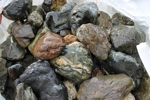 Kamenclub.ru: Ландшафтные валунчики фр.100-500 мм.  купить в Крыму крупный природный камень серый, темно-серый, светло-серый речной валун крупный 4800 руб/т   фото КАМЕНЬ КЛУБ