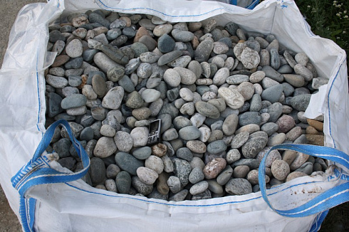 Kamenclub.ru: Галька речная окат (серая) фр.40-60 мм купить  в Крыму галька речная серый бежевый рыжий коричневый округлый речной камень 5000 руб/т   фото КАМЕНЬ КЛУБ